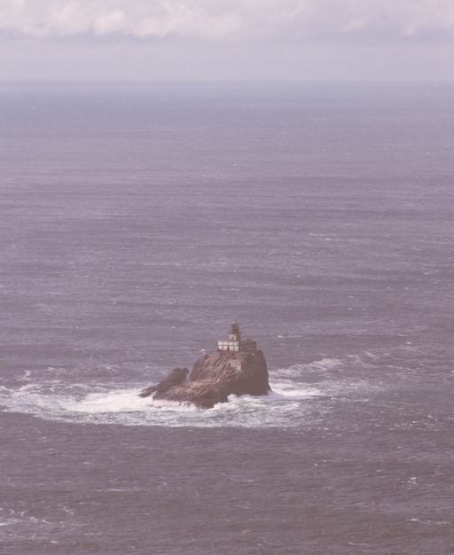 Un phare construit sur un rocher