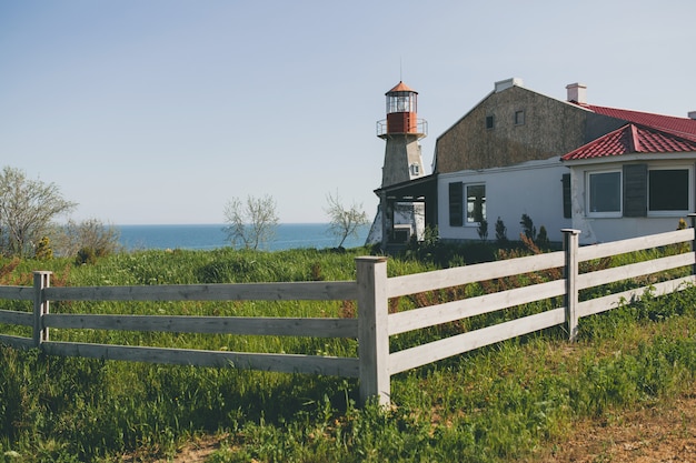 Phare et ferme à la campagne près de la côte