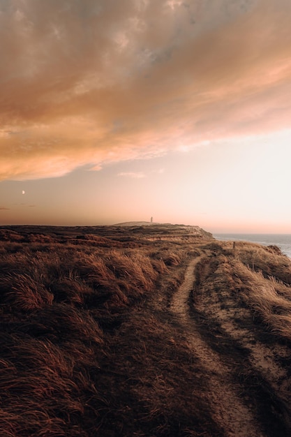 Photo gratuite phare de rubjerg knude au coucher du soleil