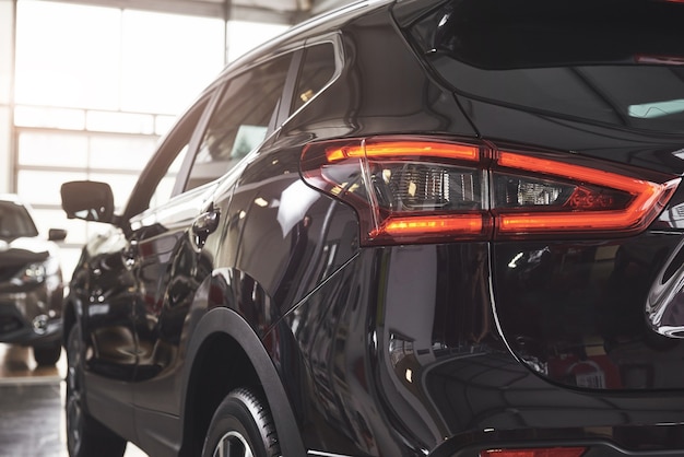 Les phares arrière d'une voiture de luxe noire.