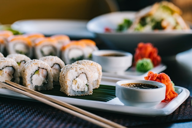 Philadelphia roll fromage à la crème crabe concombre wasabi gingembre vue latérale