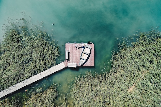 Photo aérienne d'un petit quai à la côte avec des bateaux de pêche en stationnement