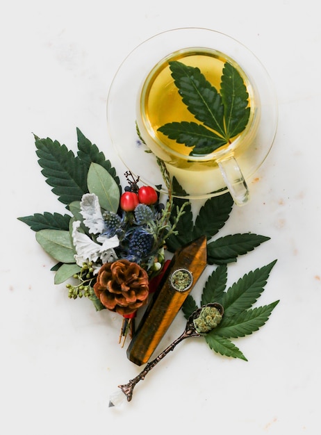 Photo aérienne d'un thé vert au jasmin avec des herbes de marijuana