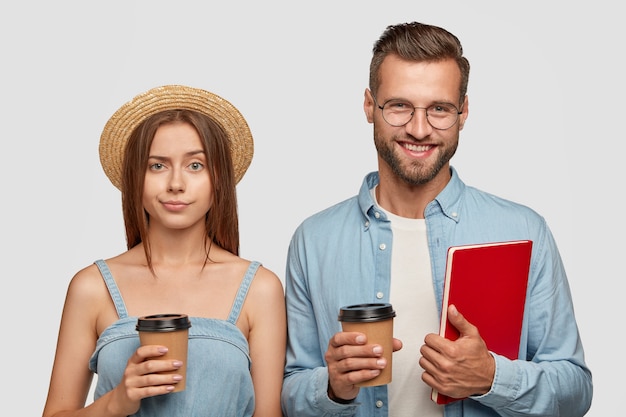 Photo d'un ami adolescent joyeux prendre une pause-café après avoir étudié, tenir des tasses de boisson jetables