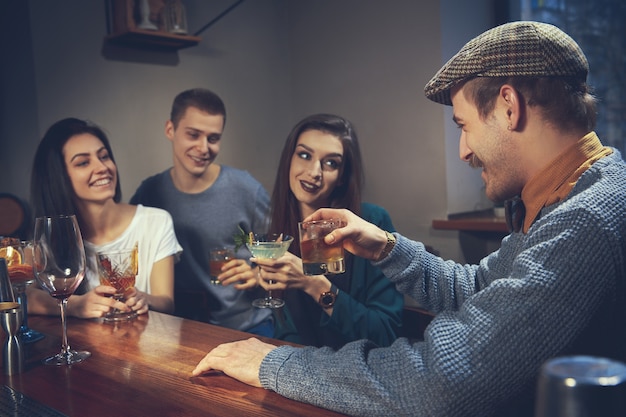 Photo D'amis Joyeux Dans Le Bar Ou Au Pub Communiquant Entre Eux