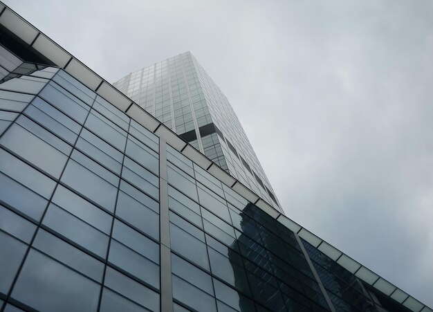 Photo architecturale minimaliste d'un bâtiment en acier et en verre par temps nuageux