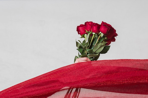 Photo gratuite photo artistique de roses sur une table grise