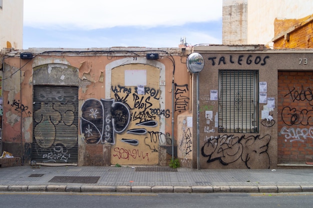 Photo gratuite photo d'un bâtiment abandonné avec des graffitis et un ciel nuageux