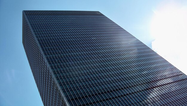 Photo gratuite photo d'un bâtiment moderne en verre et métal avec perspective diagonale