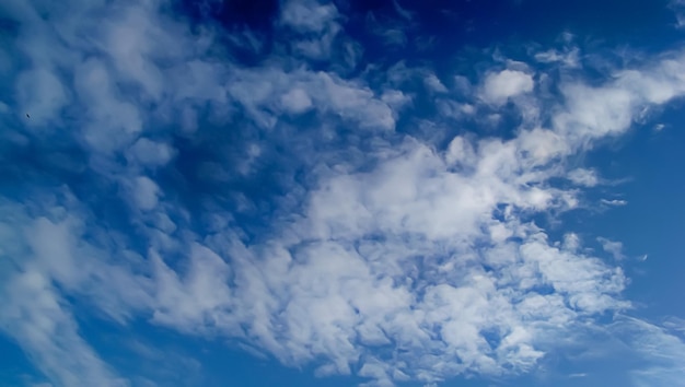 Photo d'un beau ciel nuageux