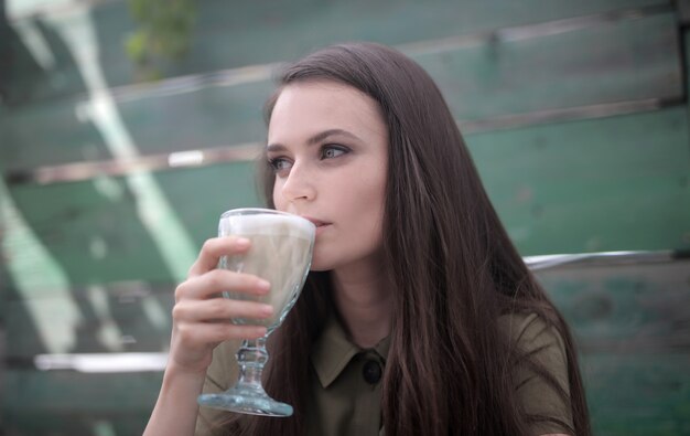 Photo d'une belle femme aux yeux verts fascinants buvant un café