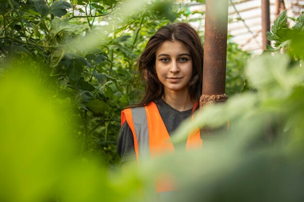 Photo de belle jeune femme à la serre