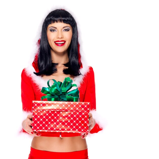 Photo de belle jeune fille des neiges tient la boîte de Noël nouvel an avec cadeau - isolé sur blanc