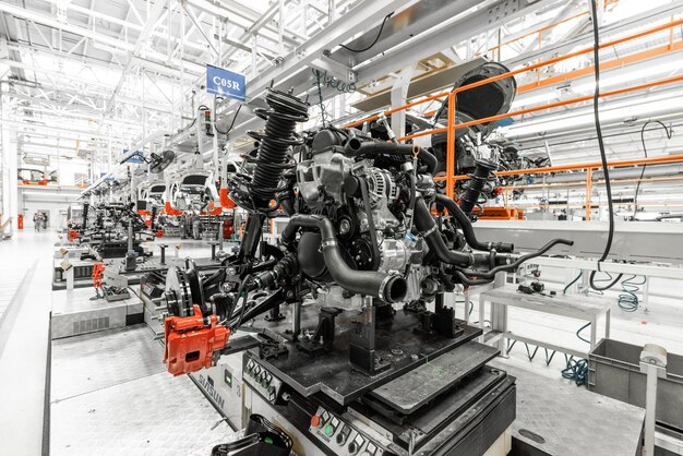 Photo d'une chaîne de production automobile Soudure de carrosserie Usine d'assemblage de voitures modernes Industrie automobile Intérieur d'une production moderne d'usine de haute technologie