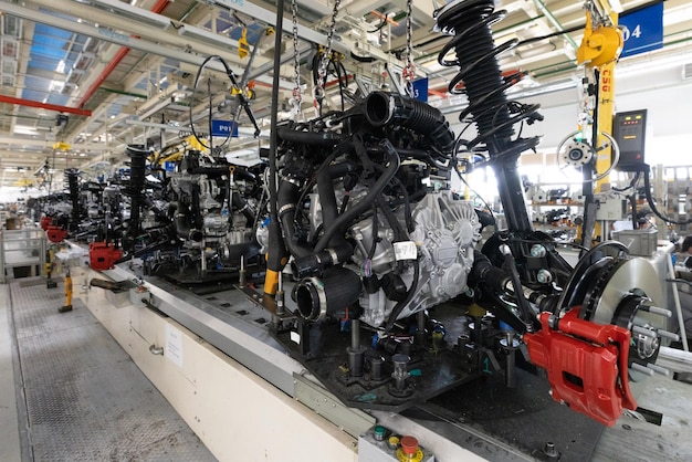 Photo d'une chaîne de production automobile Soudure de carrosserie Usine d'assemblage de voitures modernes Industrie automobile Intérieur d'une production moderne d'usine de haute technologie