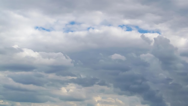 Photo gratuite photo d'un ciel nuageux blanc un jour de pluie