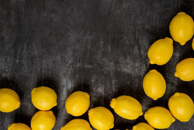 Photo gratuite photo de citrons sur une surface grise