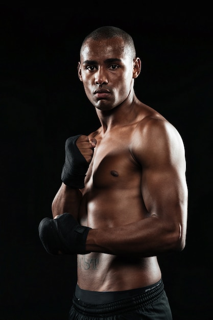 Photo de concentré beau jeune boxeur afro-américain fort posant