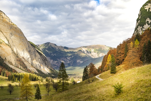 Photo gratuite photo à couper le souffle d'un magnifique paysage de montagne dans la région d'ahornboden, autriche