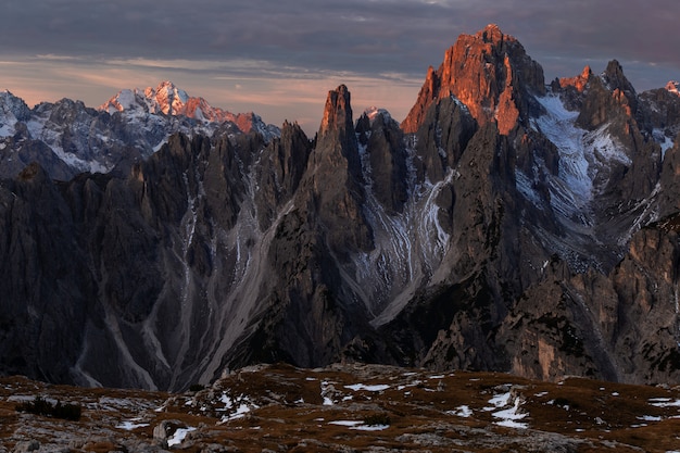 Photo gratuite photo à couper le souffle de la montagne cadini di misurina dans les alpes italiennes pendant le coucher du soleil