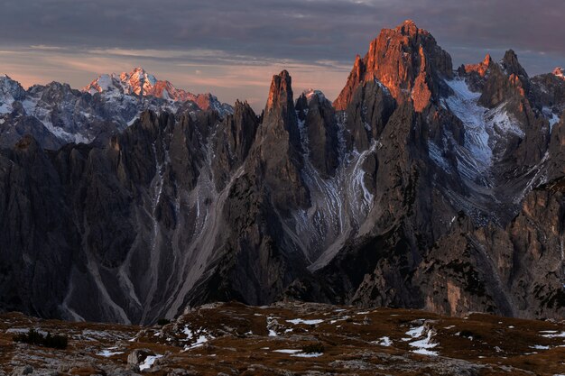 Photo à couper le souffle de la montagne Cadini di Misurina dans les Alpes italiennes pendant le coucher du soleil