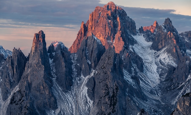 Photo gratuite photo à couper le souffle de la montagne misurina dans les alpes italiennes sous le ciel nuageux