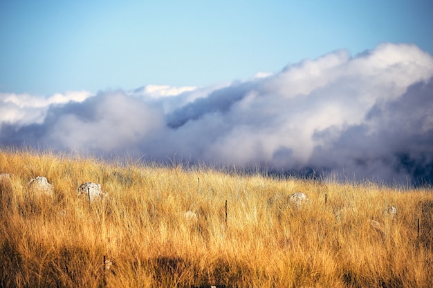 Photo à couper le souffle d'un paysage montagneux sous un ciel nuageux dans l'arrière-pays de la côte d'azur