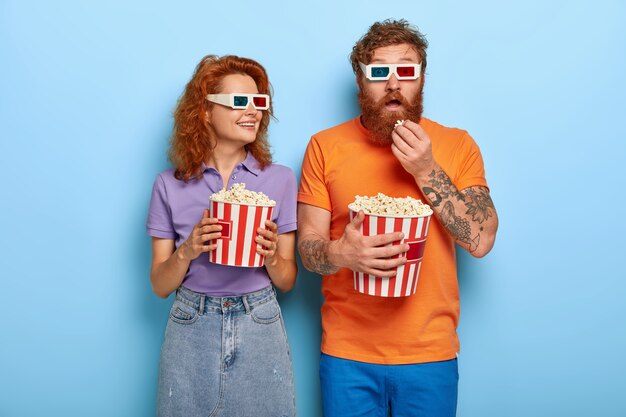 Photo de couple féminin et masculin aux cheveux roux regarder un film au cinéma