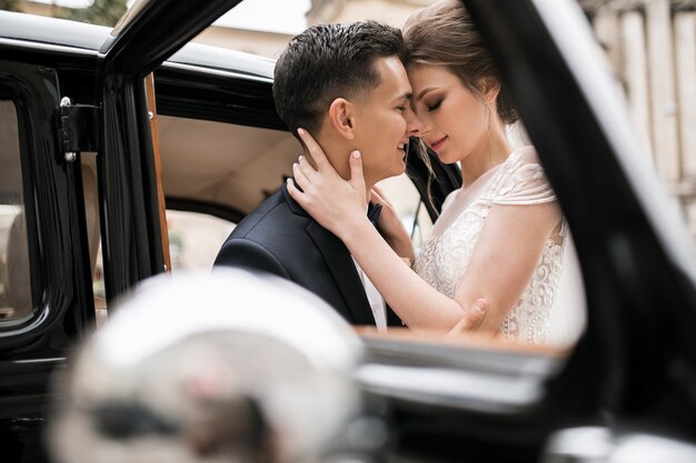 Photo de couple de mariage par voiture rétro