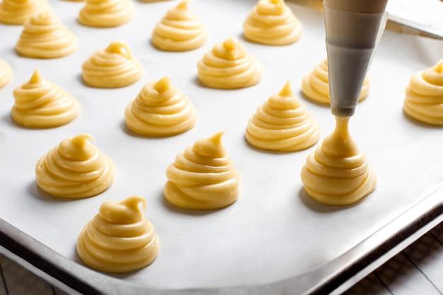 Photo de crème anglaise sur mur blanc.