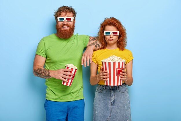 Photo de deux petite amie et petit ami amoureux choisissez le moment approprié pour visiter le cinéma