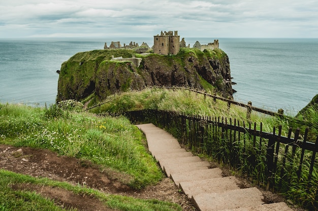 Photo d'escaliers en béton contre le château de Dunnottar à Stonehaven, Royaume-Uni