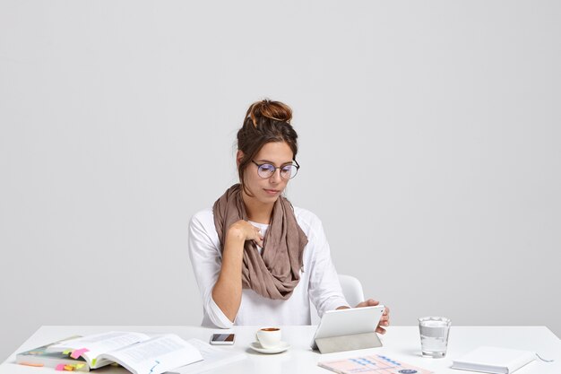 Photo d'un étudiant lit des informations sur le site Web de l'éducation sur tablette