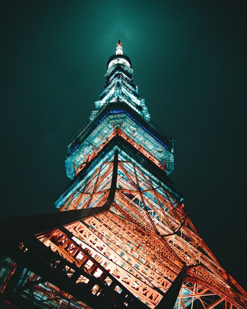 Photo à faible angle de la structure métallique pendant la nuit. Tour de Tokyo