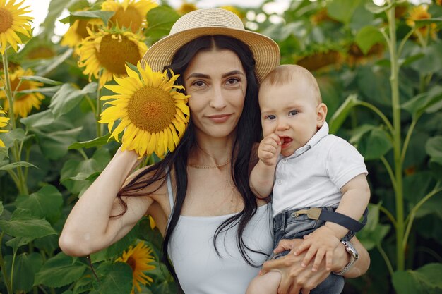 Photo de famille heureuse. Mère et fille. Famille ensemble dans le champ de tournesol.