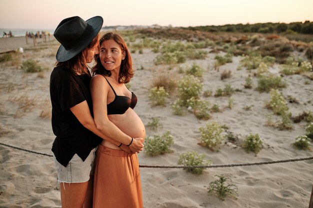 Photo fascinante d'un charmant couple enceinte - concept de famille lesbienne