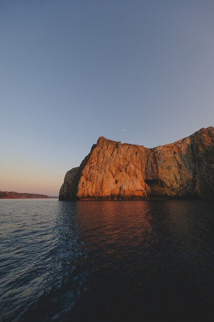 Photo fascinante d'un magnifique paysage marin et d'énormes rochers