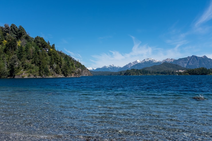 Photo gratuit photo fascinante de plages avec des rochers et des paysages montagneux cachés du sud de l'argentine
