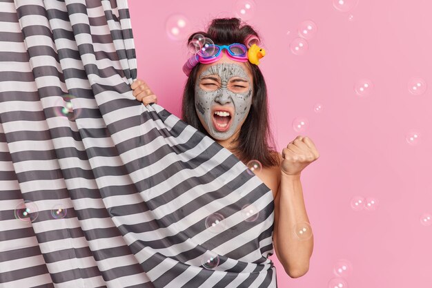 Photo d'une femme asiatique agacée, serre le poing et hurle de colère