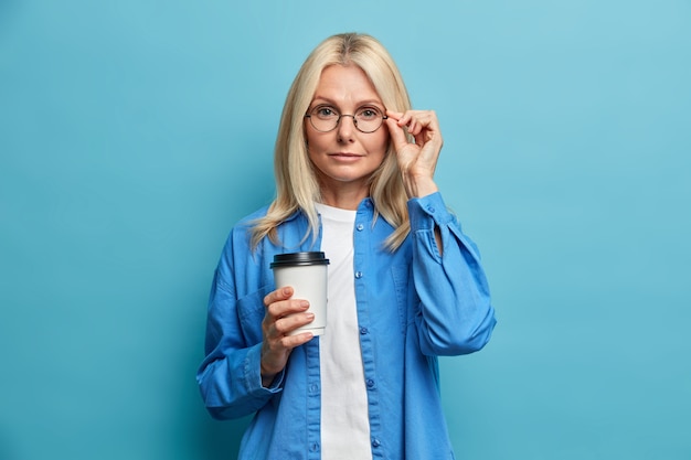 Photo de femme caucasienne adulte tendre sérieux regarde avec confiance