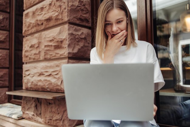 Photo d'une femme caucasienne regardant un ordinateur portable