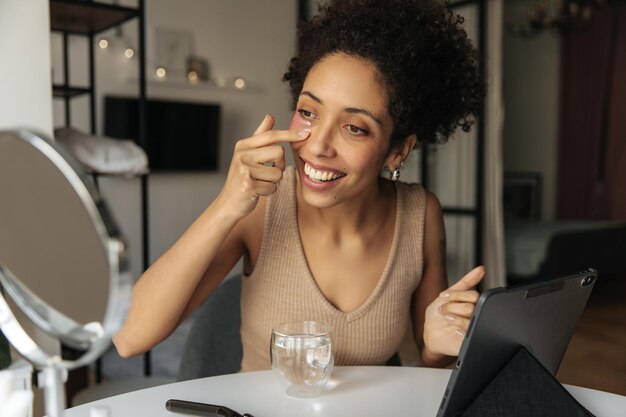 Photo femme fraîche noire regardant un miroir