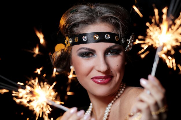 photo de femme glamour mains de feux d'artifice