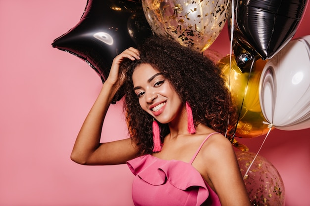 Photo de femme heureuse isolée sur mur rose