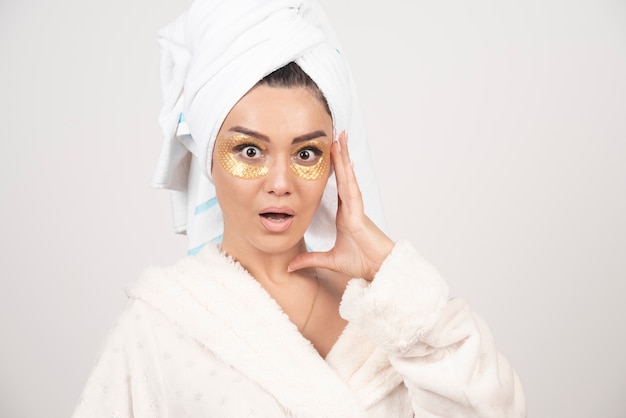 Photo d'une femme avec des pansements oculaires en hydrogel.