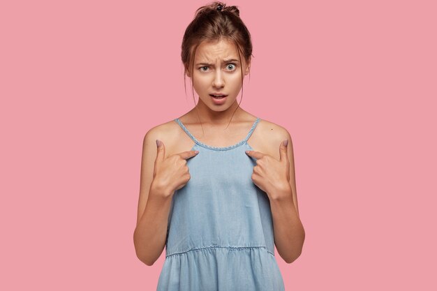 Une photo d'une femme de race blanche indignée se montre du doigt, demande pourquoi elle devrait faire cela, a agacé l'expression du visage