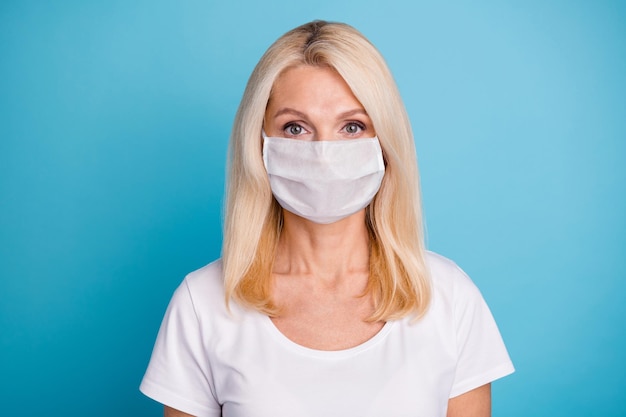 Photo d'une femme séduisante d'âge moyen portant un respirateur t-shirt blanc décontracté fond de couleur bleu isolé