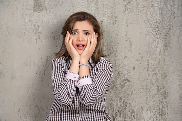 Photo d'une femme terrible qui a peur de quelque chose