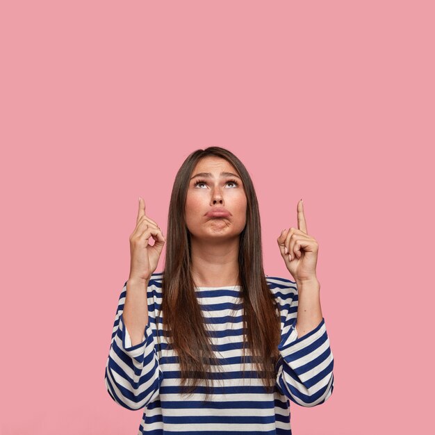 Photo d'une fille européenne malheureuse étant bouleversée et insatisfaite du temps pluvieux