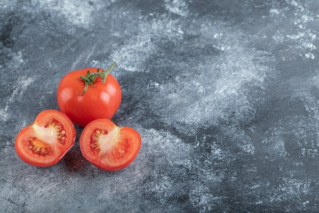 Photo grand angle de tomates fraîches rouges. Photo de haute qualité